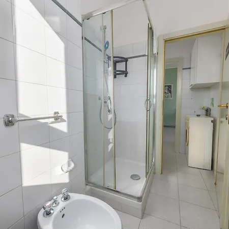 Easy Parking - 5 Min To Metro - Balcony - Quiet Appartement Milaan