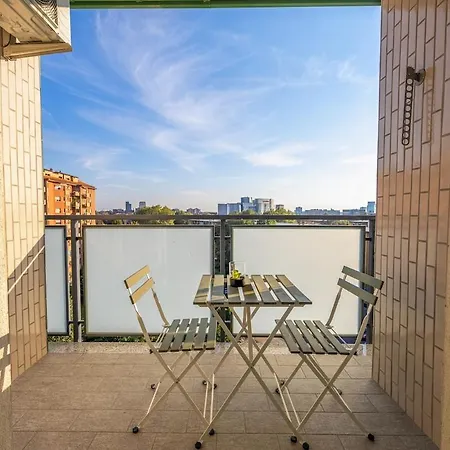 Easy Parking - 5 Min To Metro - Balcony - Quiet Appartement Milaan